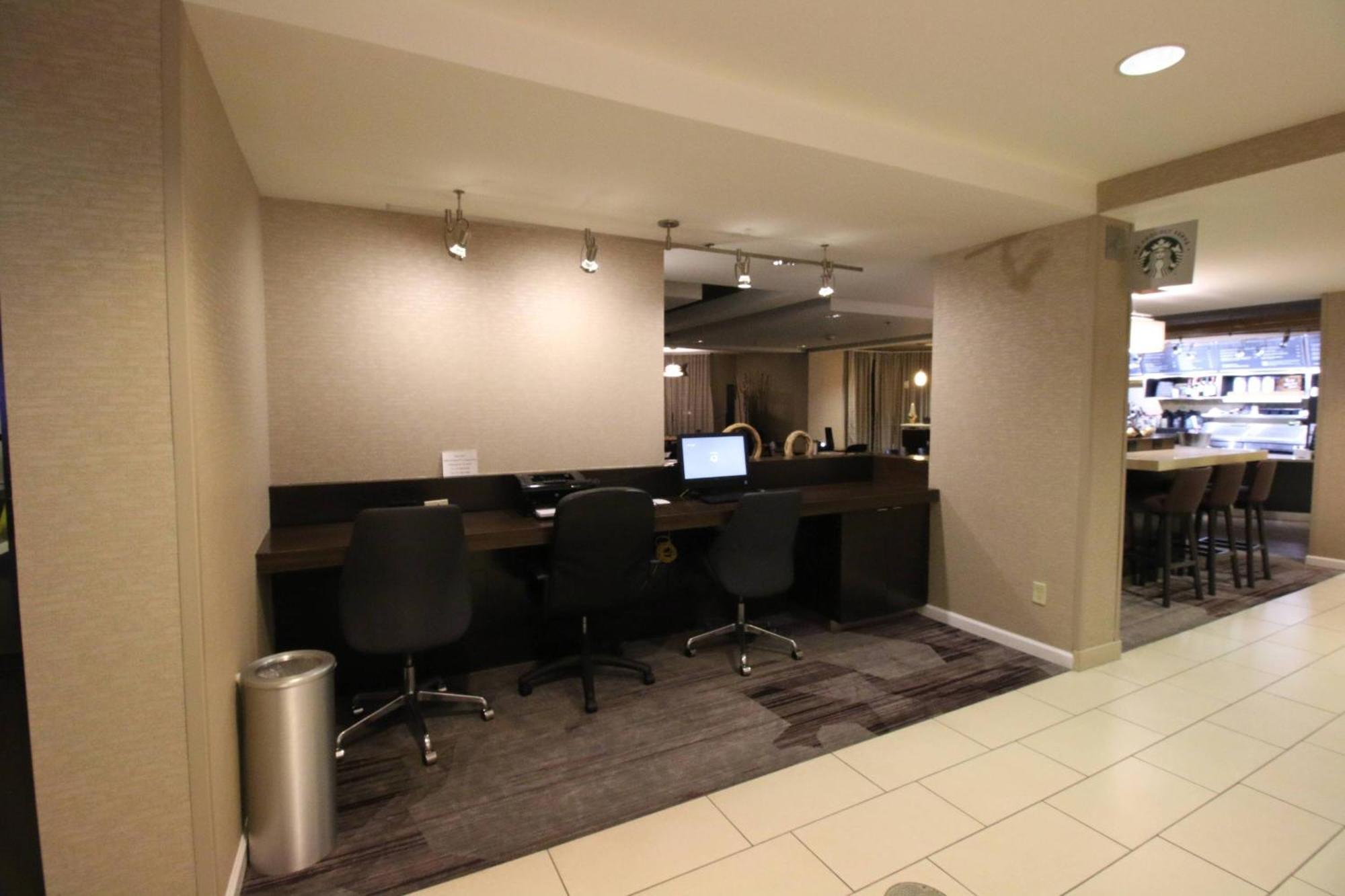 Отель Courtyard By Marriott Indianapolis South Экстерьер фото