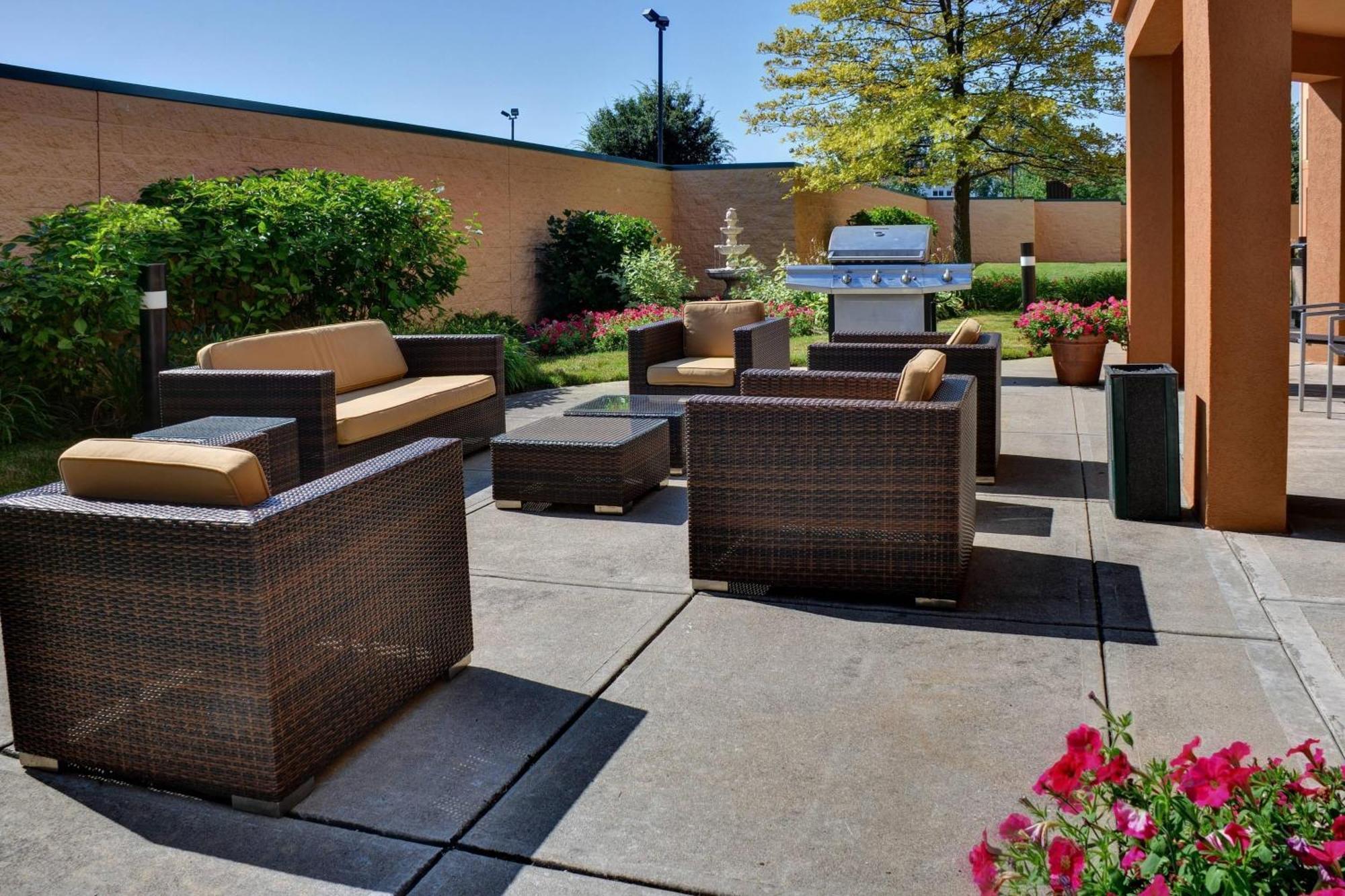Отель Courtyard By Marriott Indianapolis South Экстерьер фото