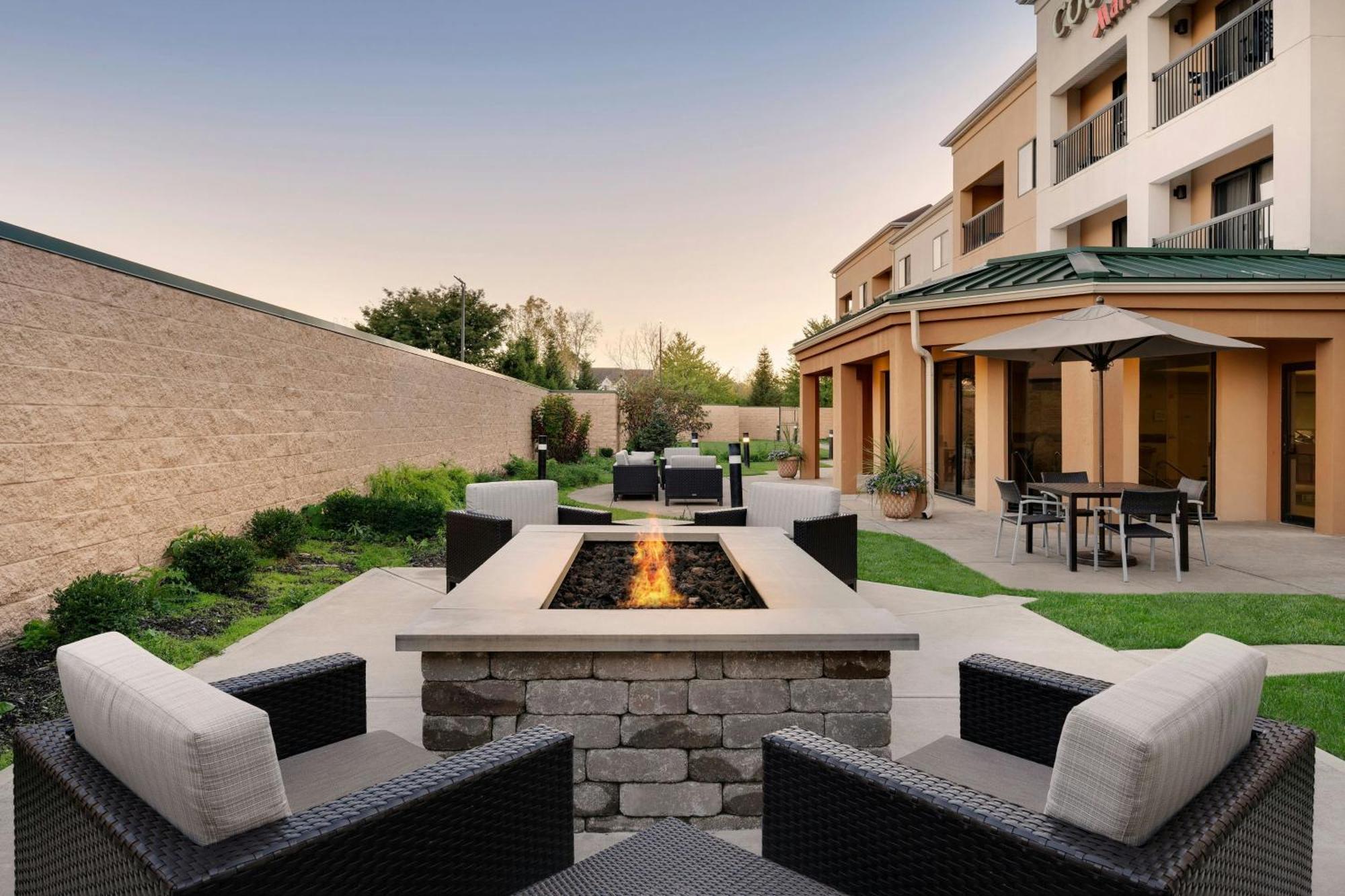 Отель Courtyard By Marriott Indianapolis South Экстерьер фото